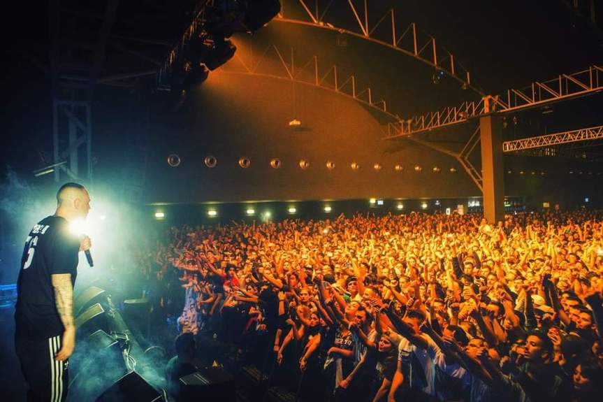 Fabri Fibra. L’ idolo di molte Generazioni. Il nostro Jacopo Sogliano ne racconta la storia e la musica che ha fatto impazzire tutti i giovani del&nbsp;mondo.