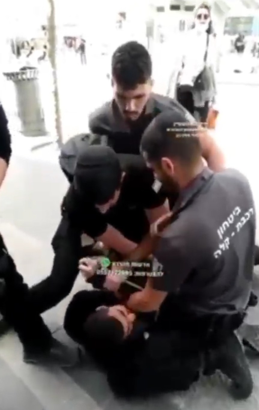 Attacco delle guardie israeliane verso un povero giovane palestinese . Il&nbsp;video