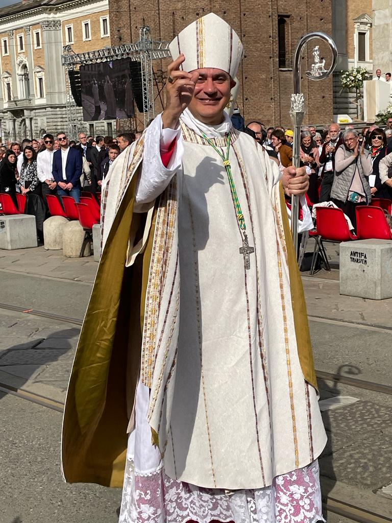 Mons Repole saluta il Sindaco di Torino. Il&nbsp;saluto.