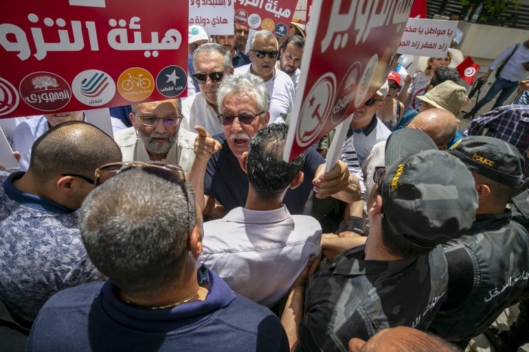 Domani al via lo sciopero a Tunisi. Lo fa sapere il giornale ” al jazeera ” tramite le sue agenzie stampa che&nbsp;riportiamo