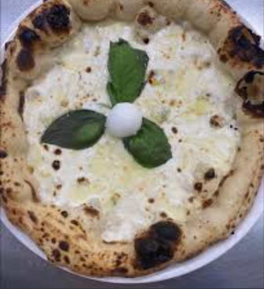 Novità da Acqua Farina.  Pizza con cornicione ripieno e composta da cipolle&nbsp;rosse