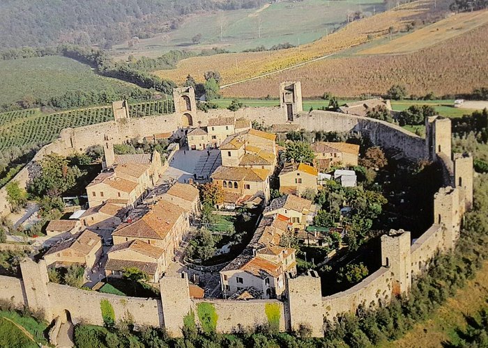 #storia&turismo. Il Viaggio di Vida Vialardi al Borgo di Monteriggioni in&nbsp;Toscana.