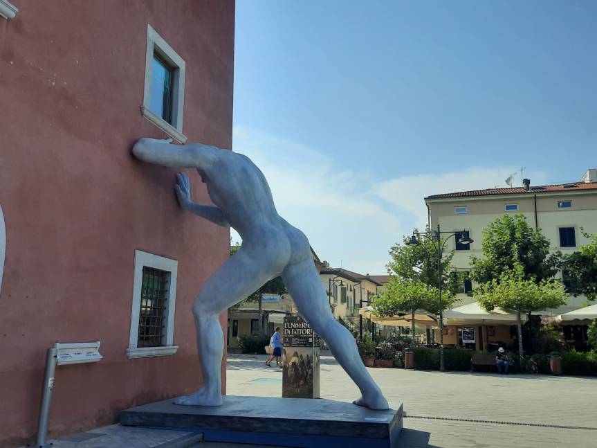 Al Fortino di Forte dei Marmi è ‘approdato’ Mr Arbitrium , la scultura di Emanuele Giannelli, simbolo e messaggero di pace tra i&nbsp;popoli.