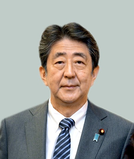 #storiedivita.Giappone 🇯🇵, è morto l’ex premier Shinzo Abe, assassinato con alcuni colpi di pistola al petto. Aveva 67&nbsp;anni.