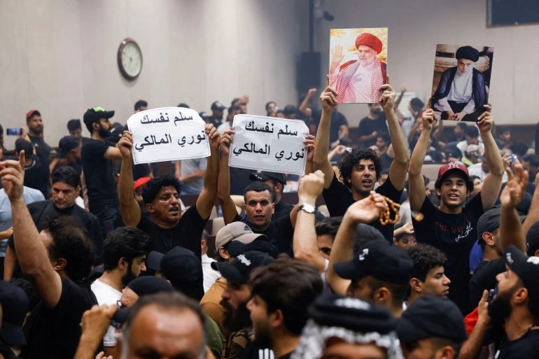 I sostenitori di Al-Sadr hanno preso d’assalto il parlamento e tenuto un sit-in al suo interno (Reuters)chiamata al&nbsp;petto