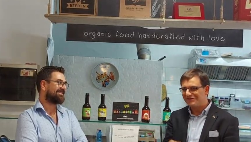 NOVITÀ PER ACQUA & FARINA. LA CELEBRE PIZZERIA BIELLESE OFFRE NEL SUO VIDEO UNA NOVITÀ: LA PIZZA&nbsp;PORCINA