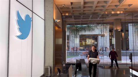 Musk compra per 44 miliardi di dollari l’uccellino “Twitter”.