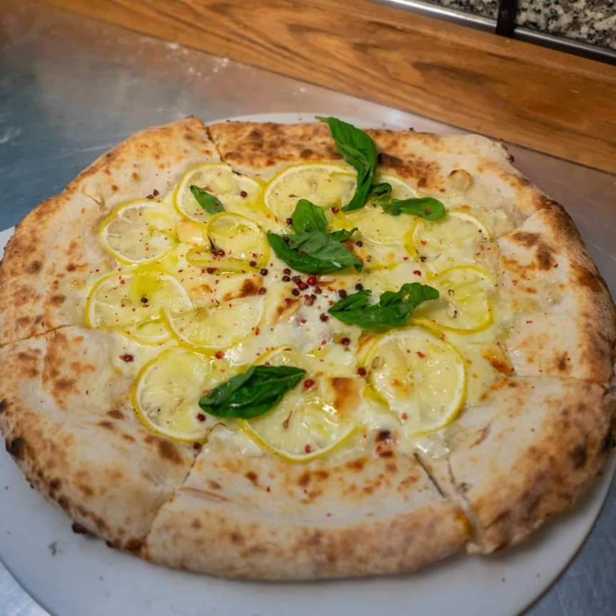 #VIDEORUBRICA. LA PIZZA LIMONE & PROVOLA NASCE DA ACQUA&nbsp;FARINA.