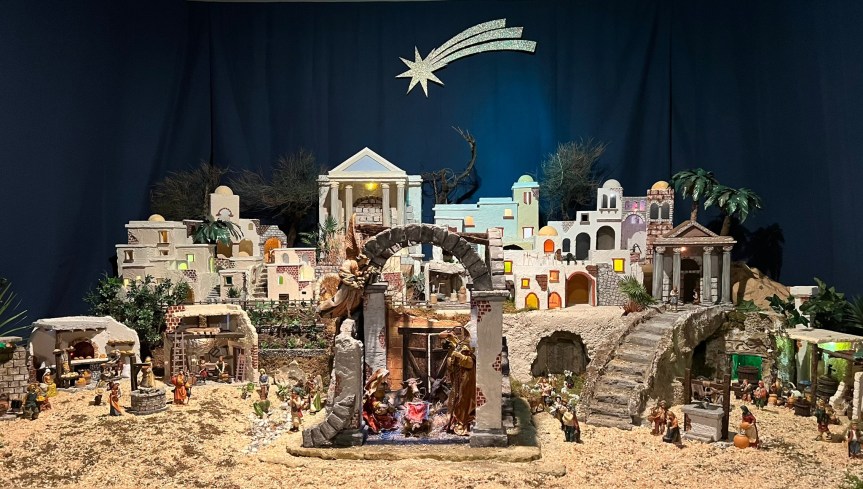 #storiedifede. TEMPO DI NATALE A VIGLIANO. ALLA PARROCCHIA DELL’ASSUNTA DI DON LUCA MURDACA PRENDE VITA IL PRESEPE ARTISTICO DI QUAGLINO E&nbsp;ZAMPELLI