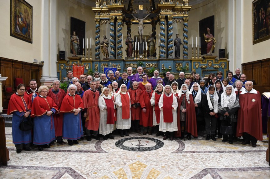 Celebrata la Santa Messa per le&nbsp;Confraternite.