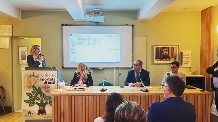 #testimoninelmondo. GRANDE SUCCESSO PER IL POETA LUCA STECCHI. AL FONDO EDO TEMPIA HA PRESENTATO IL NUOVO LIBRO ” RACCOLTA DI PENSIERI ” . IL DEVOLUTO ANDRÀ AL SUPPORTO PSICOLOGICO PER I PAZIENTI&nbsp;ONCOLOGICI