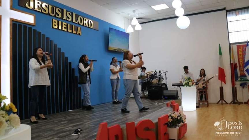 #music#.bro. John Lord Bautista ci presenta Among cantata dai fratelli e dalle sorelle della Jesus is Lord durante il Rekindle 📷 traslate english&nbsp;📷📹