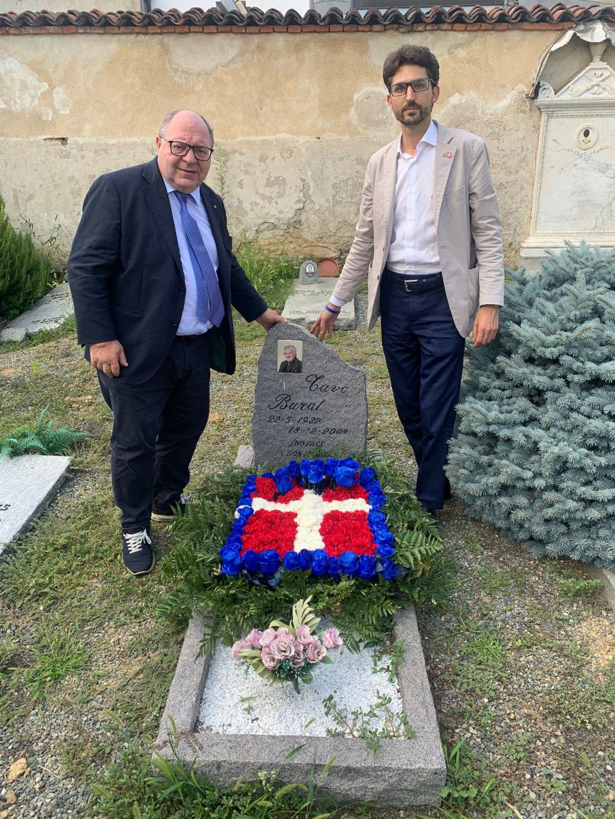 Ercoli e Corradino pongono il Drapò di fiori sulla tomba del Tavo al termine della 1ᵃ Festa dël&nbsp;Piemont.