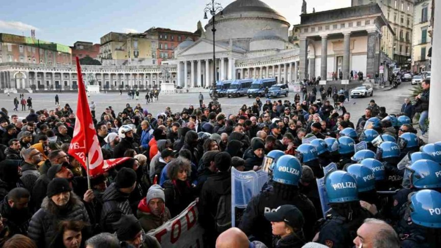 A NAPOLI TOLTO IL REDDITO DI CITTADINANZA. PROTESTE DEI&nbsp;NAPOLETANI