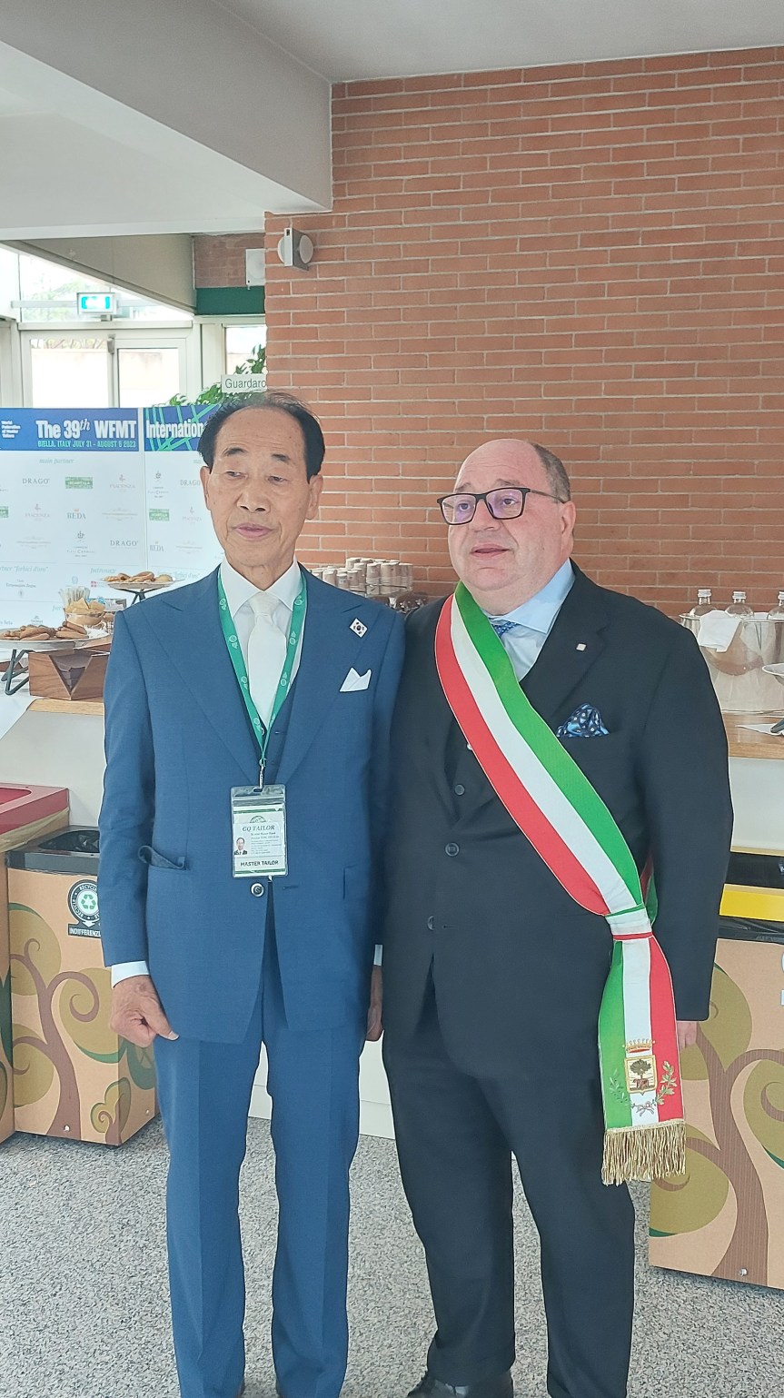 #Agorà#moda2. A Città Studi si è alzato il sipario sul Congresso Mondiale dei Master Tailors La tradizione tessile del Biellese ambiente ideale per questo evento. GIOVEDÌ & VENERDÌ LA SFILATA IN PIAZZA&nbsp;CISTERNA