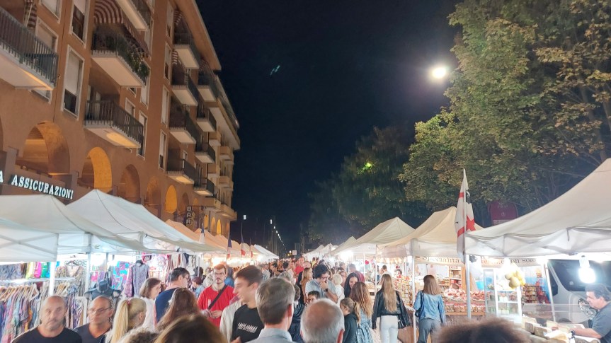 UN SABATO TRA BUONA MUSICA E CIBI DEI VARI STAND DELLE REGIONI&nbsp;.
