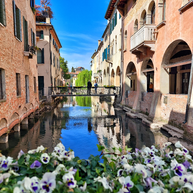 #vacanze#storia&viaggi # A venti minuti da Venezia, una cittadina meravigliosa sui canali, Treviso. Raccontata per noi dalla giornalista Mara&nbsp;Martellotta