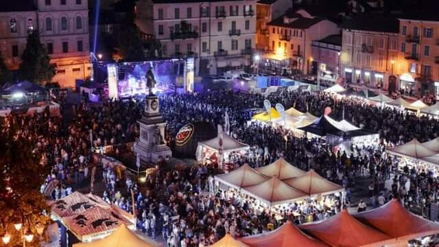 Giovedì inaugurata la settima edizione di Bolle di Malto. Foto 📷 MOLTE LE PERSONE CHE HANNO PARTECIPATO ALLA PRIMA&nbsp;SERATA