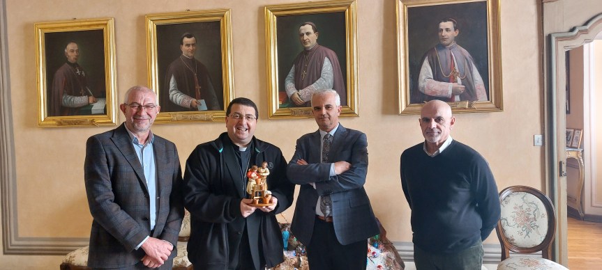 Consegnata la statuetta del presepe per conto di Confartigianato e Coldiretti&nbsp;Biella.
