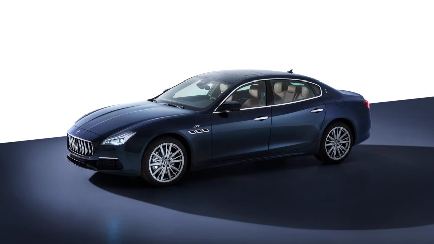 La Maserati Quattroporte ha compiuto 60 anni. Oggi invita la clientela a comprarla a Natale. Dal 2024 motore anche&nbsp;elettrico
