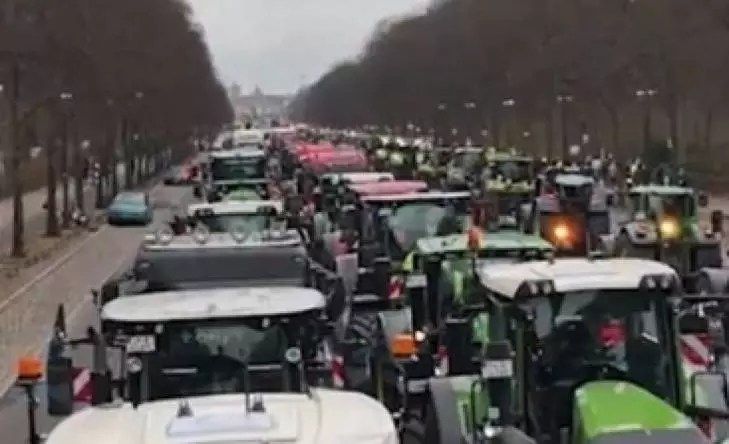 Il mondo agricolo tedesco è in rivolta. Le proteste avranno un futuro o sarà un ‘movimento dei forconi’&nbsp;germanico?