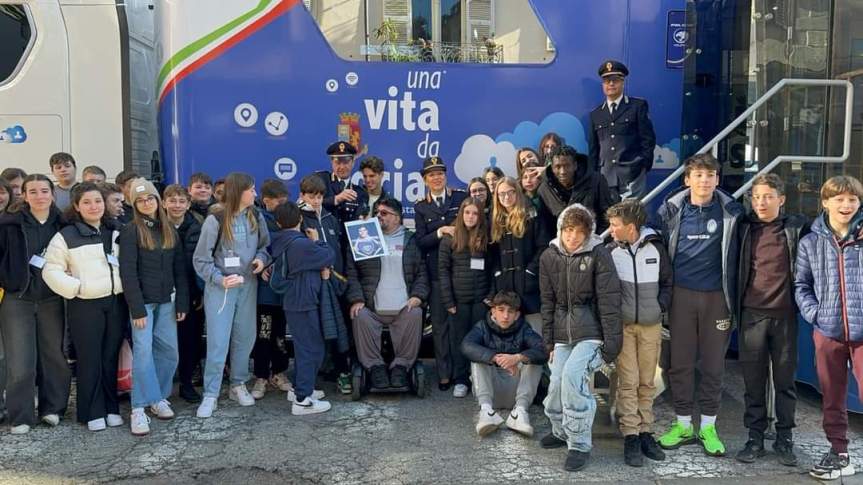 “Una vita da social”: il truck della Polizia di Stato ha fatto tappa a Biella. Congratulazioni da parte di&nbsp;contg.news