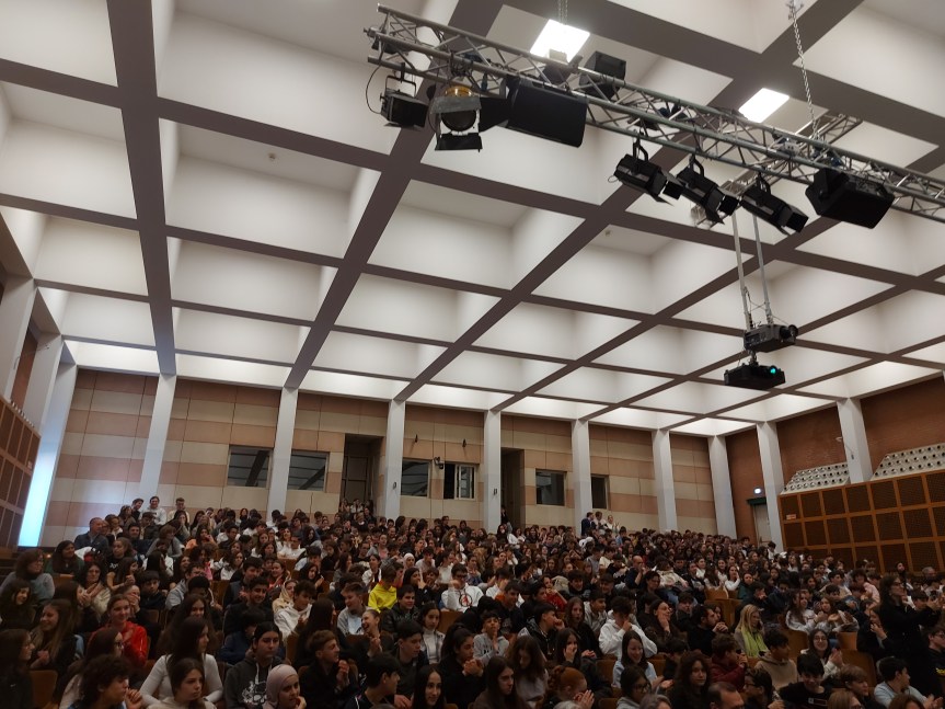 Dark Web. Come tutelare i giovani a usare il Web con rispetto. Dall’ invito del Prefetto e del Procuratore all’ uso corretto del web al commosso saluto dato al sindaco Claudio Corradino dai ragazzi delle&nbsp;scuole.