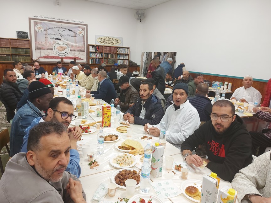 Celebrazione della rottura del digiuno anche nella moschea: Unione e Riflessione tra i Musulmani nel Biellese alla presenza del sindaco Claudio Corradino, del consigliere comunale Dino&nbsp;Gentile.