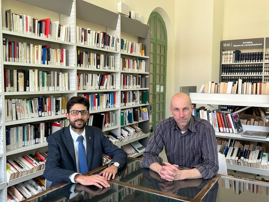 COMUNICATO STAMPAGrazie al bando Edisu Piemonte il servizio della Biblioteca sarà aperto anche la seraDal 2 maggio, per due giorni alla settimana, orario prolungato fino alle&nbsp;22,30