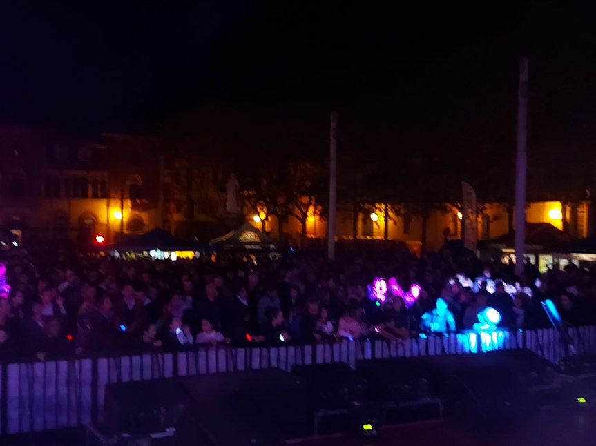 Successo per la Notte Giallo Rosa. Fantastico risultato. La musica sta animando molto i&nbsp;biellesi