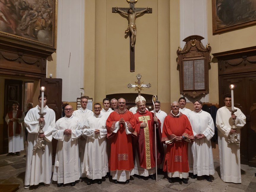 SEI CRISTIANI DIVENTATI ACCOLITI ALLA VEGLIA DI PENTECOSTE. GRANDE GIOIA PER I&nbsp;PRESENTI