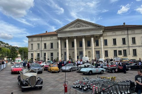 Ruote nella Storia nel comasco tra ciclismo e vetture&nbsp;d’epoca