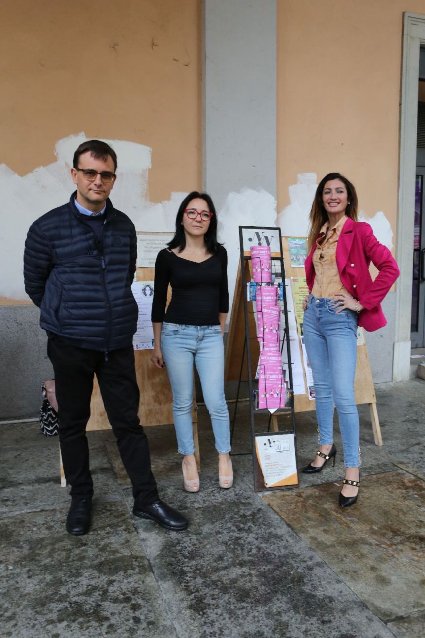 La stilista Flora Cappucci presenta i suoi abiti fatti ad Elvira Federico in occasione del Giro&nbsp;d’Italia