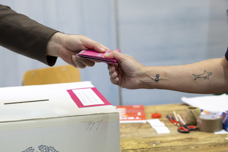 Votanti momentanei tra sabato e domenica . I seggi sono aperti fino alle ore&nbsp;23.00