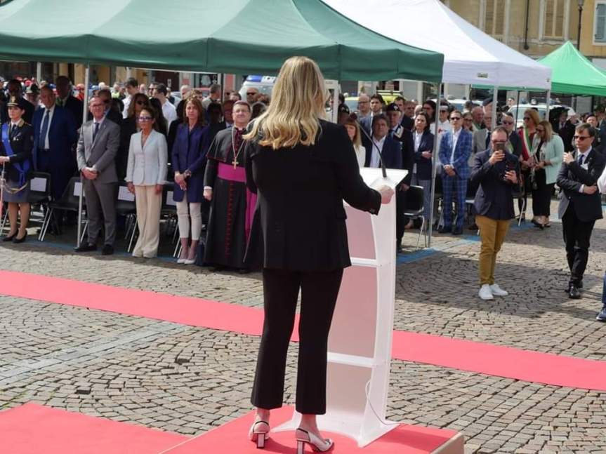La Festa della Repubblica celebrata dai cittadini e dal nuovo Prefetto dottoressa Elena Scalfaro. Toccante presenza dei ragazzi degli Special Olympics che hanno acceso la lanterna in piazza. Foto e video di Riccardo&nbsp;Tosi