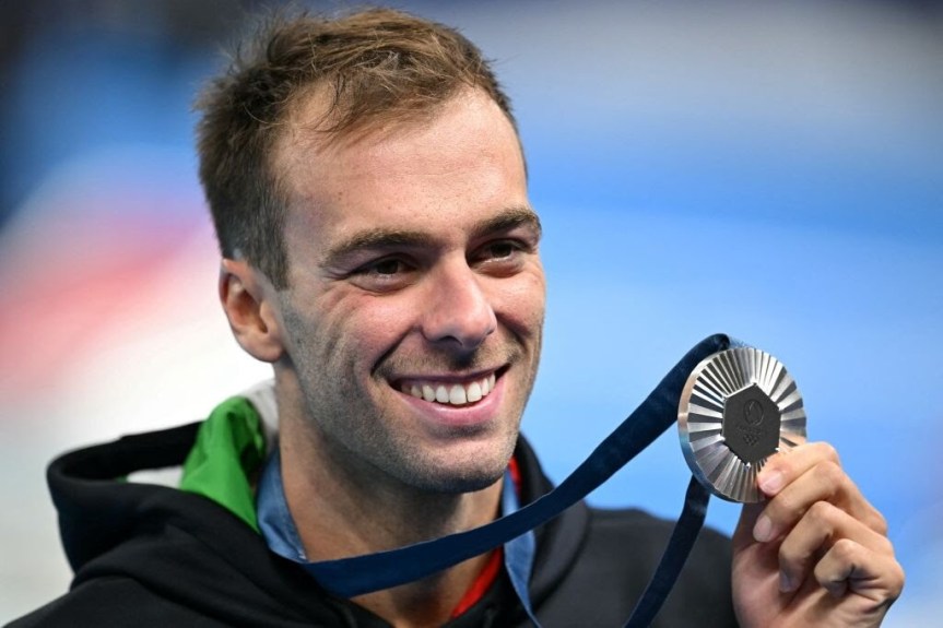 Gregorio Paltrinieri ha ottenuto una straordinaria medaglia d’argento nei 1500 metri stile libero, piazzandosi dietro l’americano Bobby Finke, che ha stabilito un nuovo record del&nbsp;mondo.
