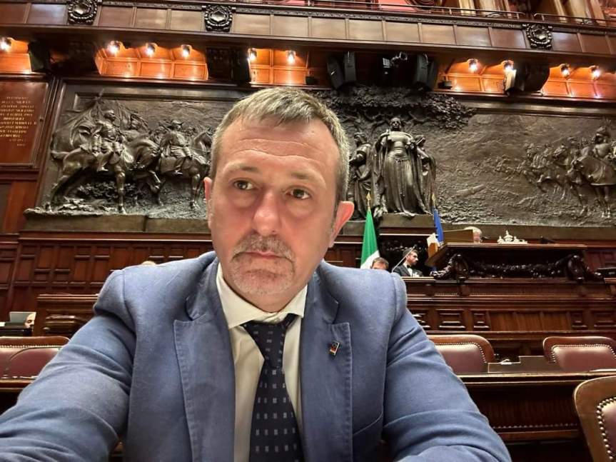 Nota Stampa del Sottosegretario alla Giustizia a seguito della denuncia .” Il governo non vuole reprimere alcunché, semplicemente il governo non cede a misure svuota carceri, se qualcuno coltiva strani propositi è chi soffia sul fuoco, alimenta polemiche, usa parole incendiarie”. Dichiara&nbsp;Delmastro