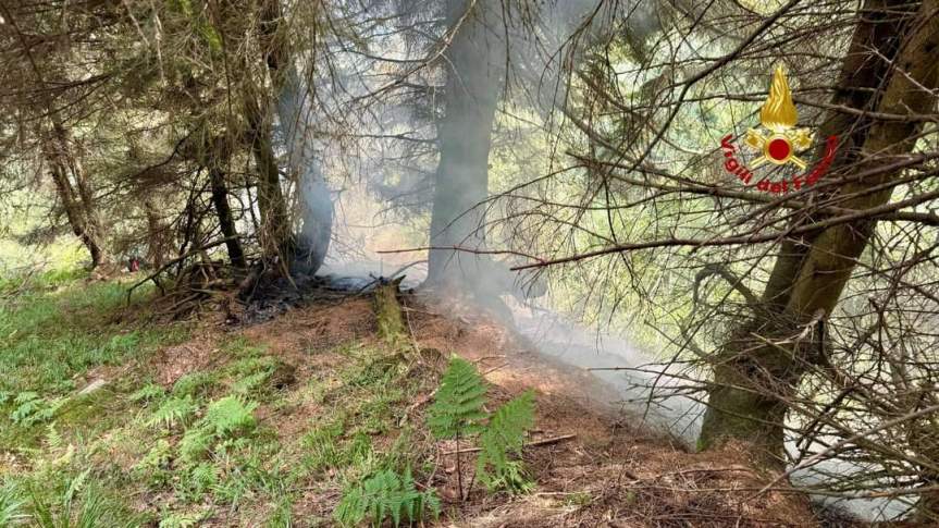 All’ opera i vigili del fuoco. Incendio boschivo al Bocchetto Sessera . ( fonte&nbsp;r.b.)