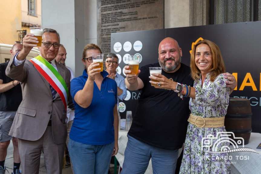 BIELLA IN FESTA CON BOLLE DI MALTO L’ APERTURA DEL PRIMO FUSTO DELLA BIRRA ALL’8^EDIZIONE HA DATO IL VIA A BOLLE DI MALTO. IL 29 AGOSTO LA CERIMONIA INAUGURALE IN PIAZZA MARTIRI. Fotogallery e video del nostro Riccardo&nbsp;Tosi