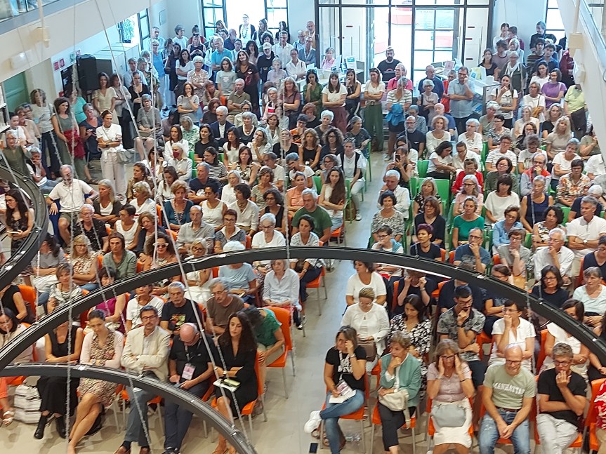 Grande successo per l’ultimo incontro del festival fuoriluogo con la scrittrice Donatella Di Petrantonio che ha presentato il suo libro “L’età fragile”&nbsp;fotogallery