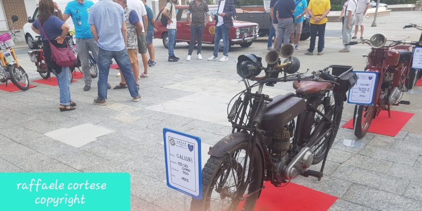 La storia dei motori è sbarcata a Biella. Tante macchine d’epoca in Piazza Casalegno a Biella hanno catturato l’attenzione di molti biellesi. Oggi il tour cittadino dalle&nbsp;11.30