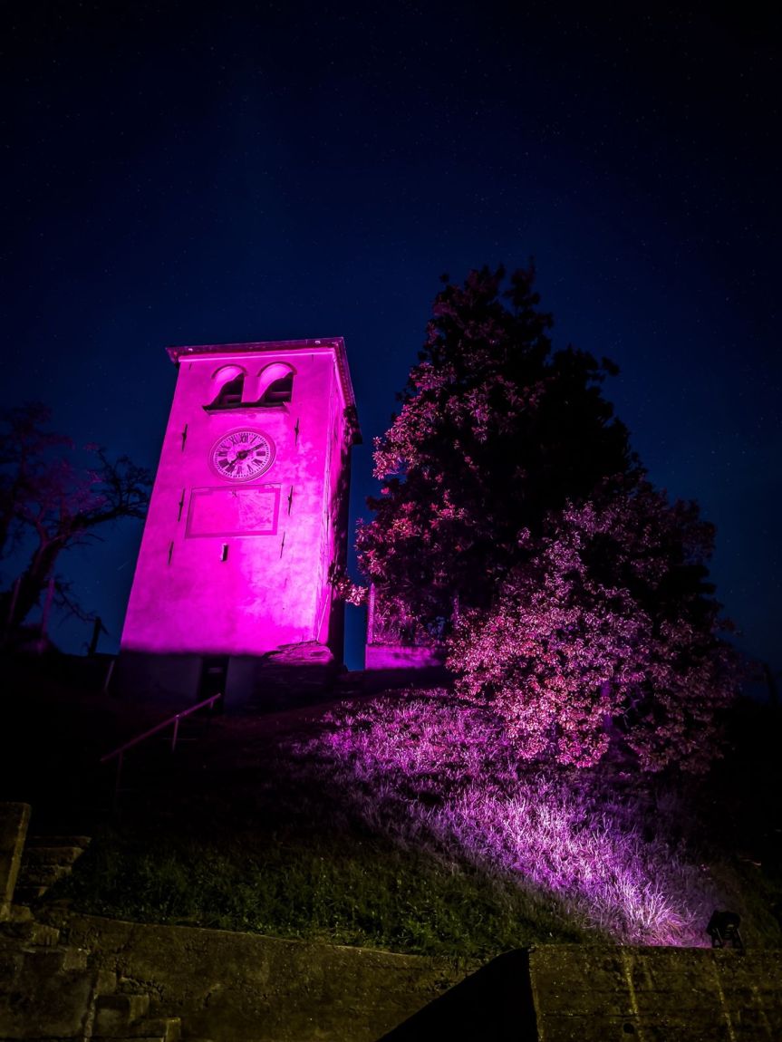 Ener.bit: sensibilizzazione ed energia sostenibile, il campanile di Sala Biellese si tinge di&nbsp;rosa