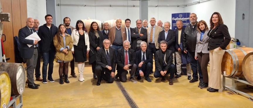 In dieci anni (2013-2023) in Piemonte sono sparite 2.907 imprese di trasporto (- 29,85%).Giovanni Rosso (Presidente autotrasporto Confartigianato Imprese Piemonte): “Se non ci sarà un’inversione di tendenza tra meno di dieci anni il comparto non sarà più in grado di far fronte a tutte le richieste di trasporto merci richieste dai committenti”.L’ipotesi di rialzo delle accise sul gasolio, previsto dal Piano strutturale di bilancio presentato lo scorso 28 settembre dal governo potrebbe rappresentare un’ulteriore mazzata per il comparto già a rischio&nbsp;estinzione