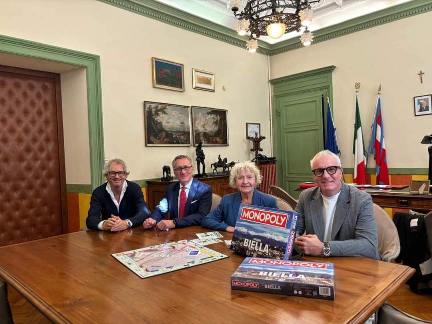 Nasce il Monopoly targato Biella. I realizzatori Nicola Burgay e Marco Rivetti lo presentano al Sindaco Marzio Olivero & all’Assessore Caldesi