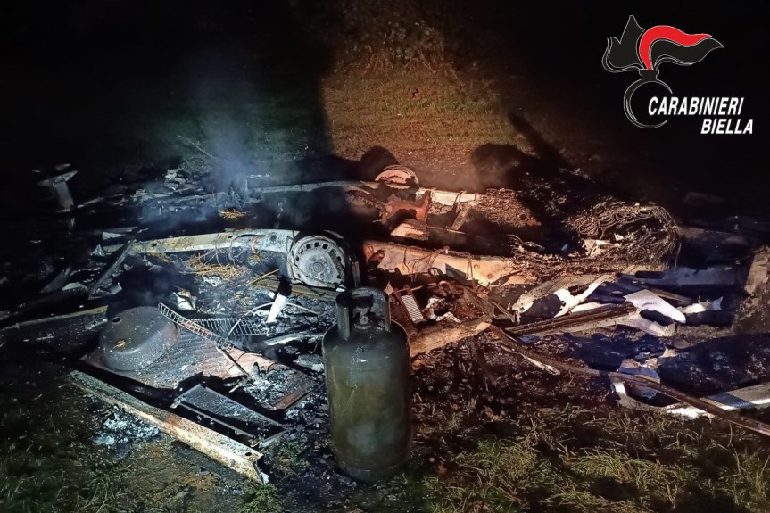 BRUCIA VECCHIA ROULOTTE PER EVITARNE LO SMALTIMENTO,&nbsp;DENUNCIATO.