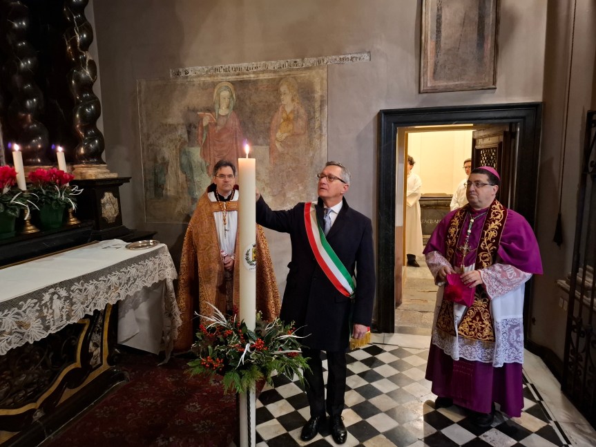 IL CERO DI SANTO STEFANO ACCESO DAL SINDACO DI BIELLA MARZIO OLIVERO DURANTE LA MESSA IN ONORE DEL PATRONO DELLA CITTÀ & DELLA DIOCESI SANTO&nbsp;STEFANO