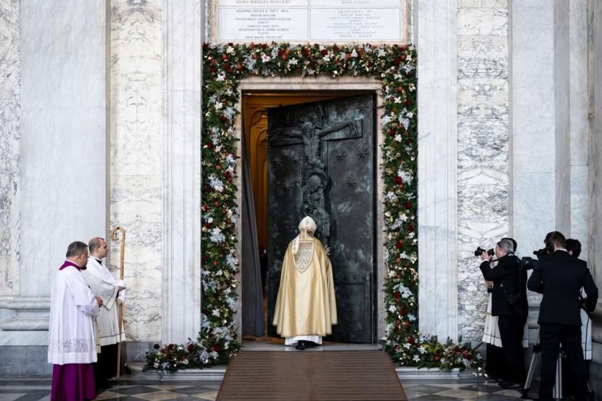 Nella Basilica di San Giovanni in Laterano si è aperta la porta santa in occasione dell’anno Giubilare indetto da Papa&nbsp;Francesco