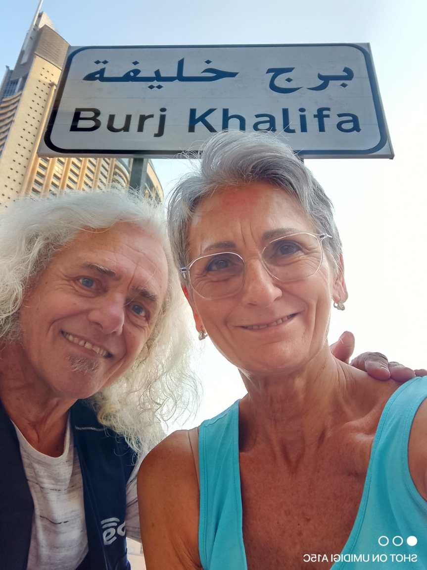 I cittadini del mondo Dino & Nerina la mattina del 26 dicembre davanti la torre più grande del mondo (&nbsp;video)