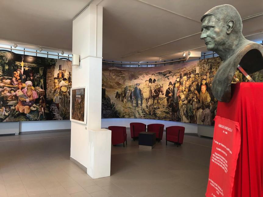 50 ANNI DALLA MORTE DI CARLO LEVI – INAUGURAZIONE DELL’INSTALLAZIONE MULTIMEDIALE TELERO LUCANIA ‘61Inedita traduzione (realizzata da Olo Creative Farm con fondi del PNRR) del dipinto sulla questione meridionale realizzato dall’autore di “Cristo si è fermato a Eboli”. Intervengono Alberto Cirio e Mimmo&nbsp;Carretta