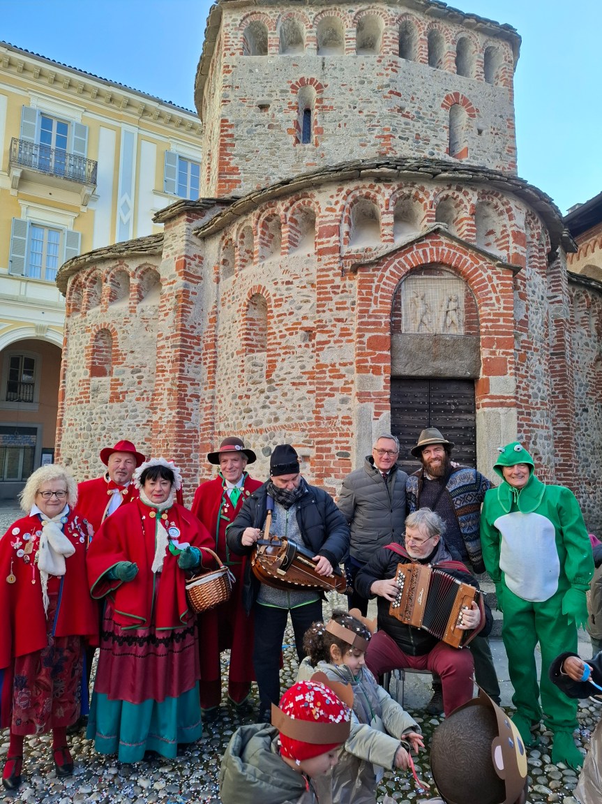 Le maschere della Città di Biella animano Via Italia con i bambini di alcune&nbsp;scuole
